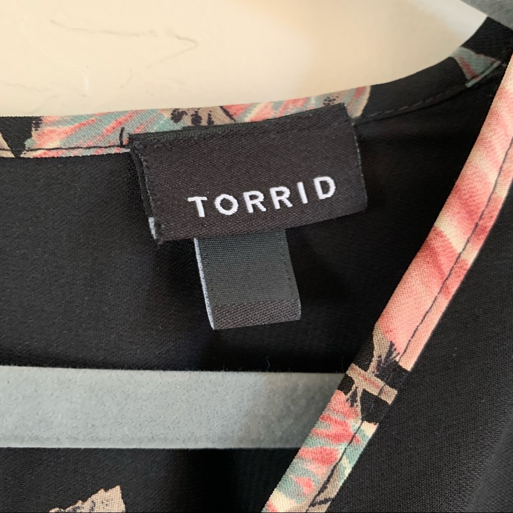 1X Torrid Floral Wrap V-Neck Bodysuit Blouse in Black and Pink - Picture 4 of 8